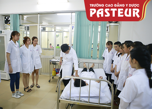Sinh viên Trường Cao đẳng Y Dược Pasteur thực hành