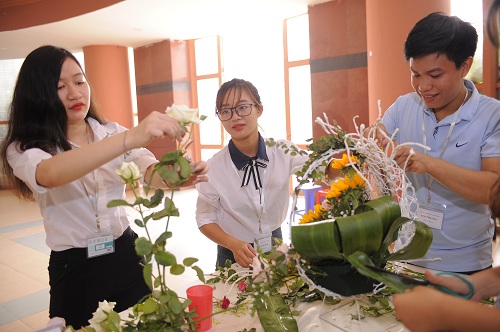 Sinh viên Trường Cao đẳng Y Dược Pasteur trổ tài cắm hoa mừng ngày nhà giáo Việt Nam