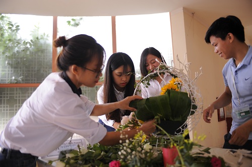 Sinh viên Trường Cao đẳng Y Dược Pasteur trổ tài cắm hoa mừng ngày nhà giáo Việt Nam 4