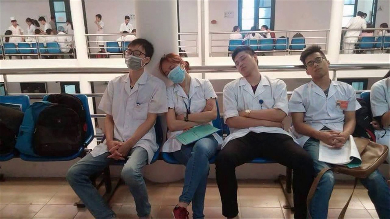 Sinh viên ngành Y trực bệnh viện