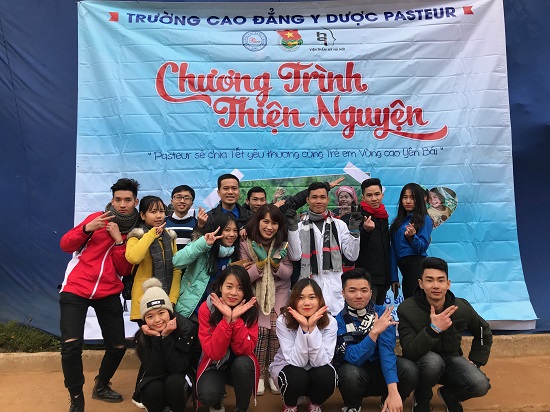 Giảng viên và sinh viên Trường Cao đẳng Y Dược Pasteur trong một hoạt động ủng hộ trẻ em vùng cao Yên Bái