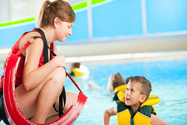 Trở thành nhân viên cứu hộ bể bơi cũng mang đến mức thu nhập hấp dẫn