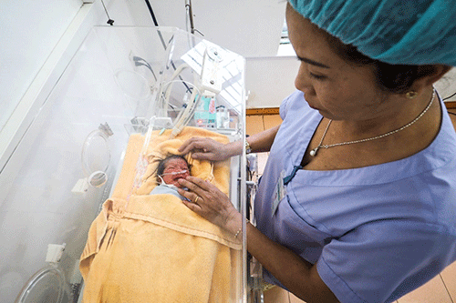 Nữ điều dưỡng chăm sóc cho em bé sơ sinh sinh non tại Bệnh viện tỉnh Sơn La