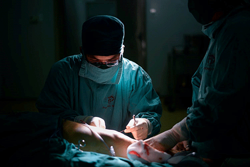 Bác sĩ phẫu thuật của Bệnh viện Saint Paul tập trung trong ca mổ