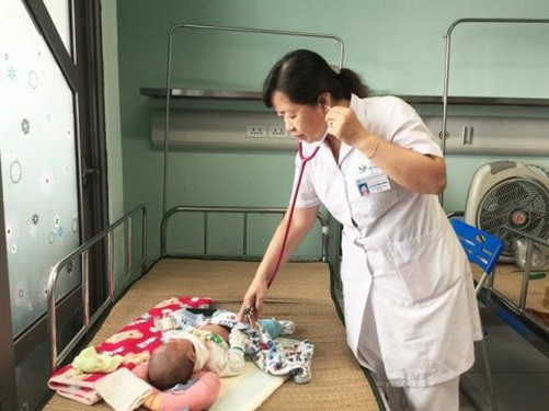 PGS. Lê Thị Hồng Hanh thăm khám cho một bệnh nhi viêm phổi do nhiễm virut hợp bào hô hấp.