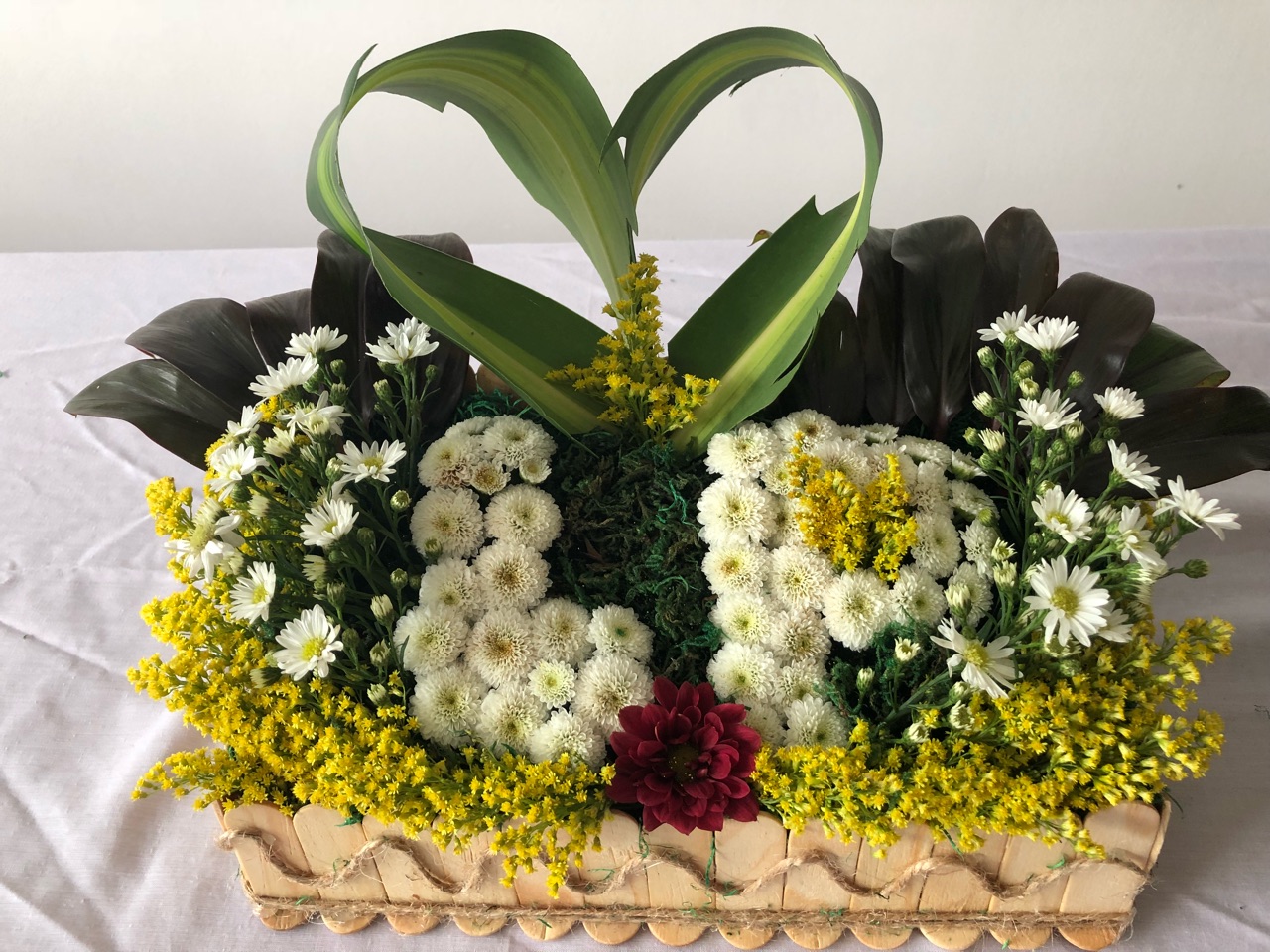 Sinh viên Trường Cao đẳng Y Dược Pasteur trổ tài cắm hoa mừng ngày nhà giáo Việt Nam 5