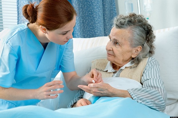 Chia sẻ kỹ năng giao tiếp cho Điều dưỡng viên chăm sóc người cao tuổi