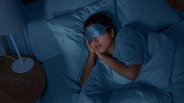 Tắt âm thanh nền, kiểm soát ánh sáng trong phòng ngủ,... để có giấc ngủ ngon hơn