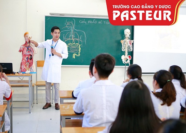 Giờ học của sinh viên Trường Cao đẳng Y Dược Pasteur
